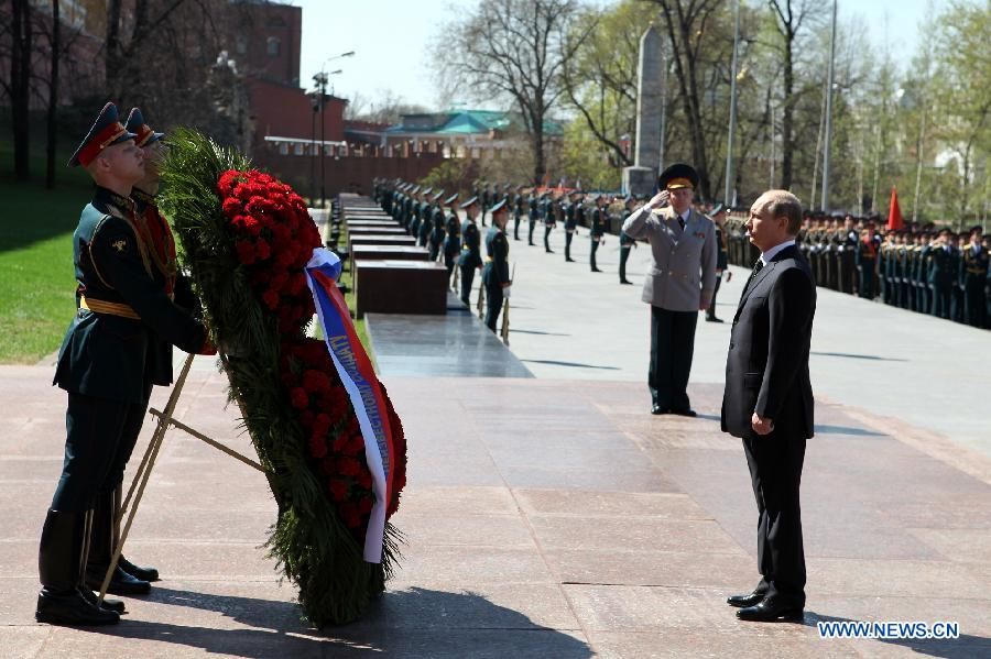 В. Путин возложил венок к Вечному огню у Могилы Неизвестного солдата