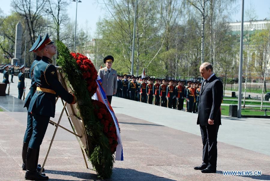 В. Путин возложил венок к Вечному огню у Могилы Неизвестного солдата