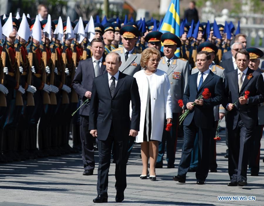 В. Путин возложил венок к Вечному огню у Могилы Неизвестного солдата