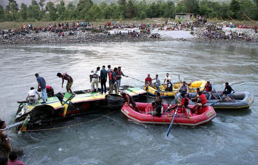 На севере Индии переполненный автобус упал в реку, 33 человека погибли