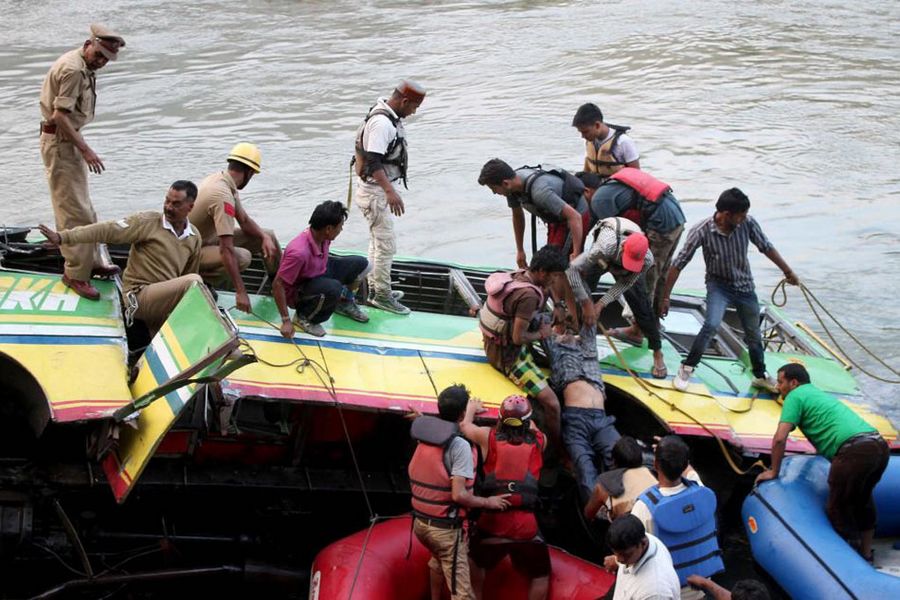 На севере Индии переполненный автобус упал в реку, 33 человека погибли