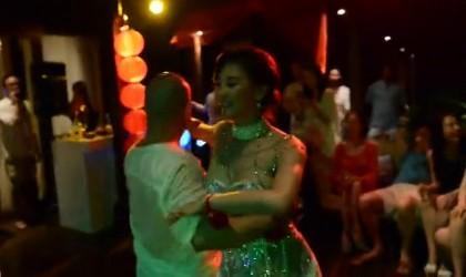 Страстный танец Чжан Юйци и Ван Цюаньаня перед публикой в первую брачную ночь