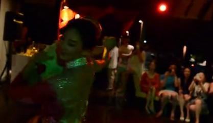 Страстный танец Чжан Юйци и Ван Цюаньаня перед публикой в первую брачную ночь