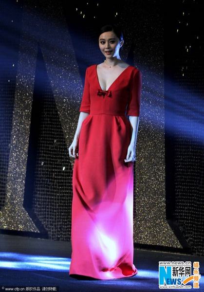 Фань Бинбин в платье с глубоким V-образным вырезом