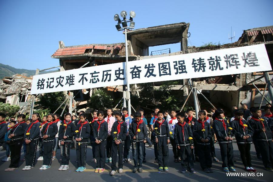Китайцы почтили память погибших в результате мощного землетрясения в Вэньчуане