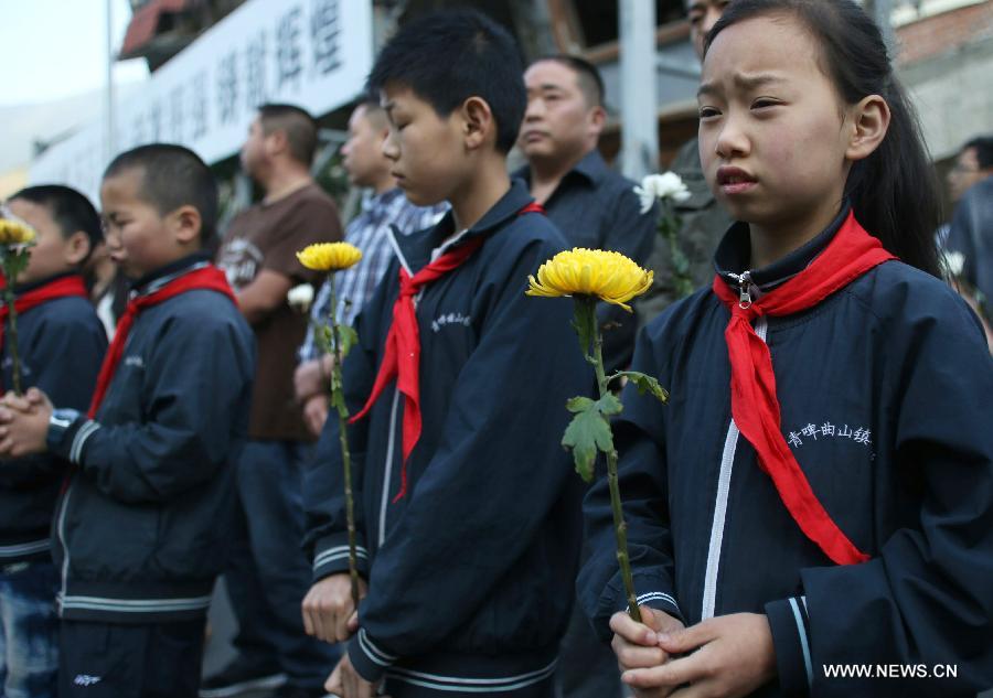 Китайцы почтили память погибших в результате мощного землетрясения в Вэньчуане