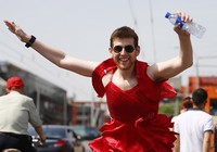 Возле озера Шичахай собрались любители «бега в красном платье» 