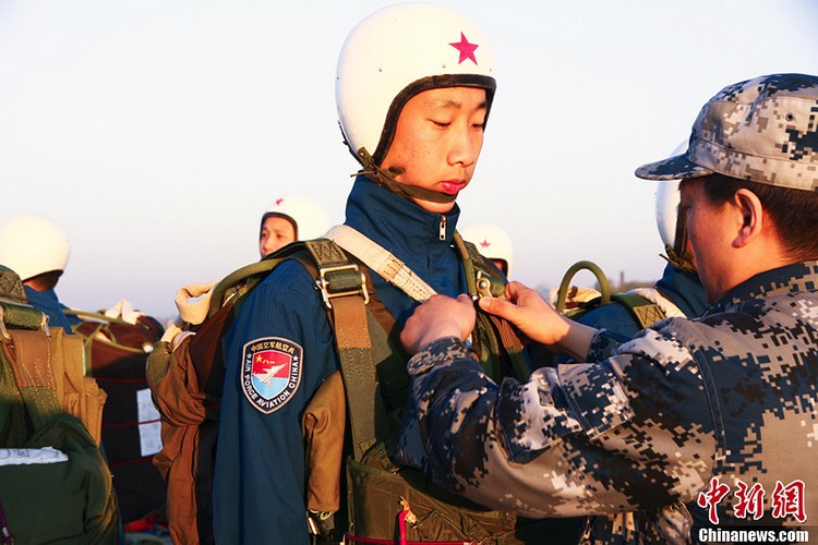 Новые пилоты-курсанты истребителя ВВС НОАК совершили первый затяжной прыжок с парашютом