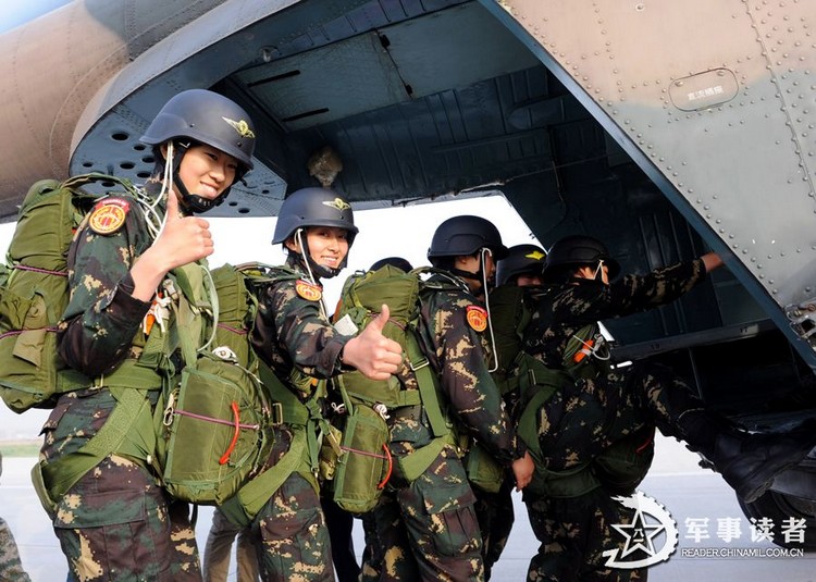 Первая женская рота спецназа сухопутных войск НОАК - тренировка по прыжкам с парашютом