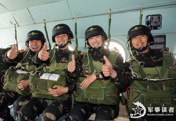 Первая женская рота спецназа сухопутных войск НОАК - тренировка по прыжкам с парашютом