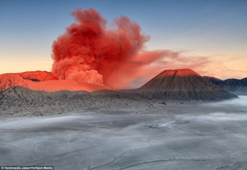 Извержение вулкана Бромо (Mount Bromo) в Индонезии