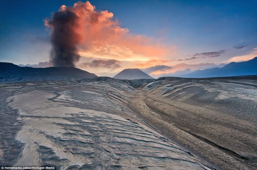 Извержение вулкана Бромо (Mount Bromo) в Индонезии