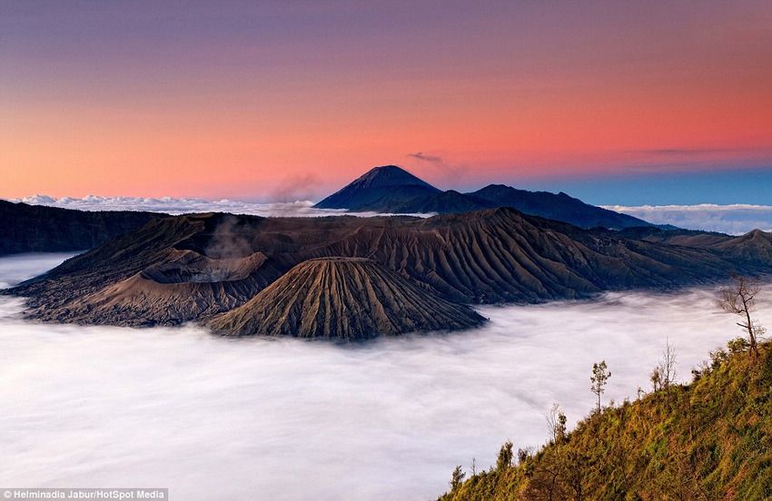 Извержение вулкана Бромо (Mount Bromo) в Индонезии