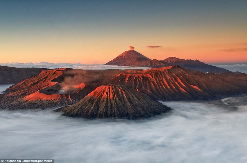 Извержение вулкана Бромо (Mount Bromo) в Индонезии