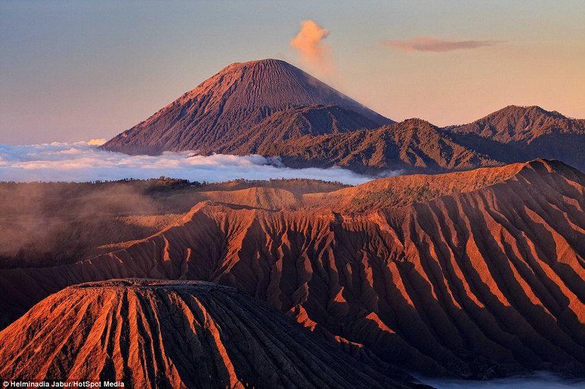 Извержение вулкана Бромо (Mount Bromo) в Индонезии
