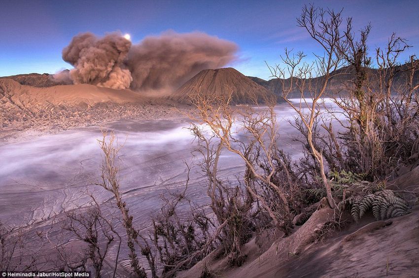 Извержение вулкана Бромо (Mount Bromo) в Индонезии