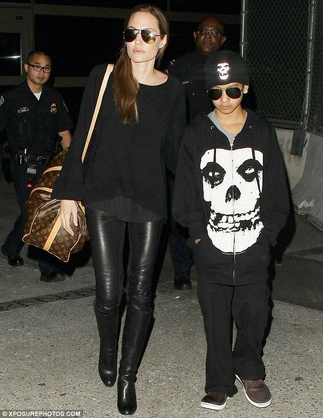 Анджелина Джоли из-за угрозы рака удалила обе груди