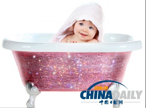 Не менее дорогой подарок – детская ванночка, которую также купила Бейонсе для своей дочки. Ванночка с инкрустированными кристаллами Swarovski стоит 3800 долларов.