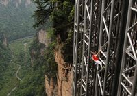 Французский «человек-паук» успешно взобрался на гигантский лифт Байлун в Чжанцзяцзе 
