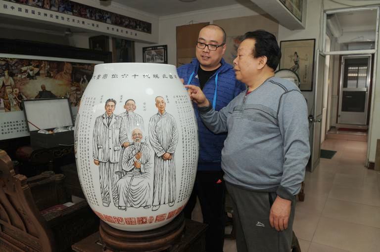 В г.Цзыбо вышло в свет произведение из резного фарфора «16 китайских мастеров китайской национальной живописи новой и новейшей эпохи» мастера керамического искусства Янь Сяньгуна