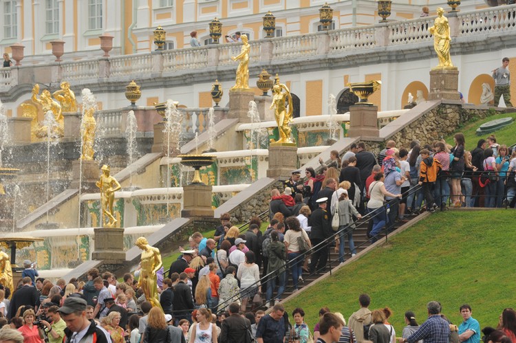 Церемония открытия фонтанов прошла в Петергофе