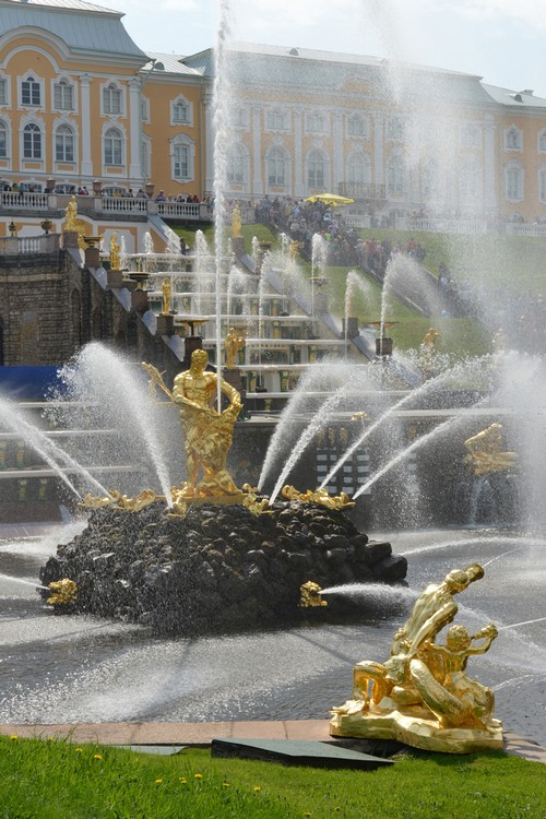 Церемония открытия фонтанов прошла в Петергофе