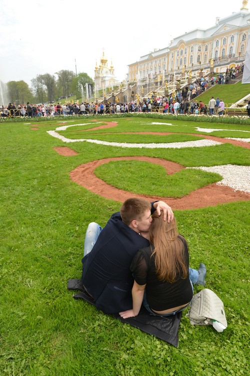 Церемония открытия фонтанов прошла в Петергофе