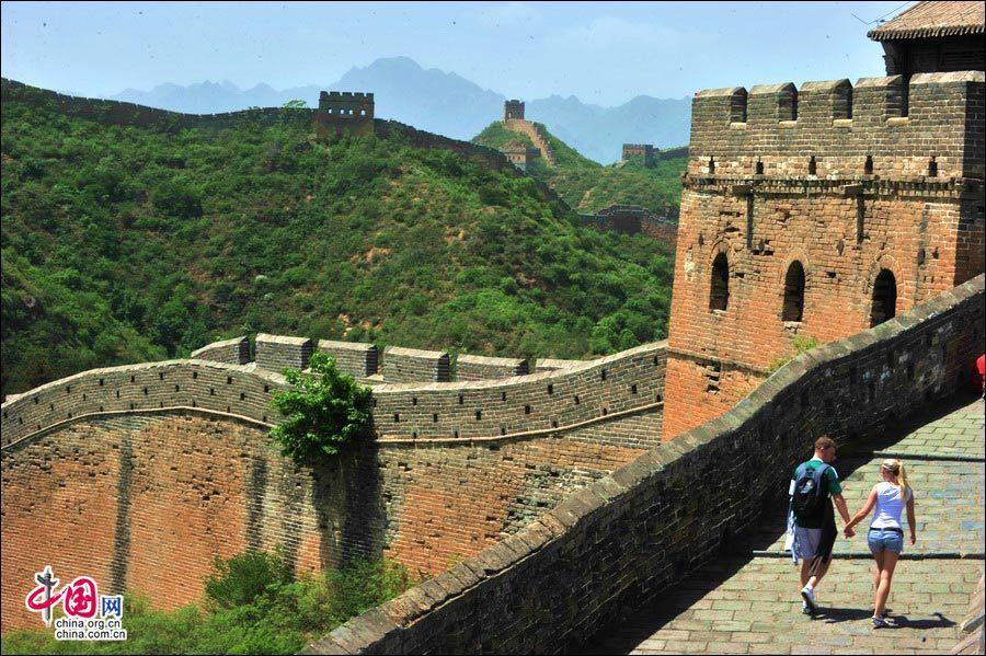 Очаровательные летние пейзажи участка Великой китайской стены Цзиньшаньлин