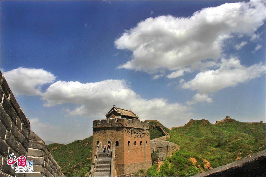 Очаровательные летние пейзажи участка Великой китайской стены Цзиньшаньлин