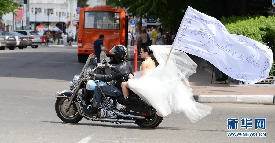 ?Карнавал невест? в российском Нижнем Новгороде 