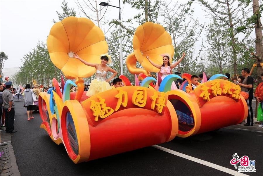 Пекинская ярмарка садово-паркового искусства: украшенные машины и девушки в нарядах, изображающих известные достопримечательности района Фэнтай