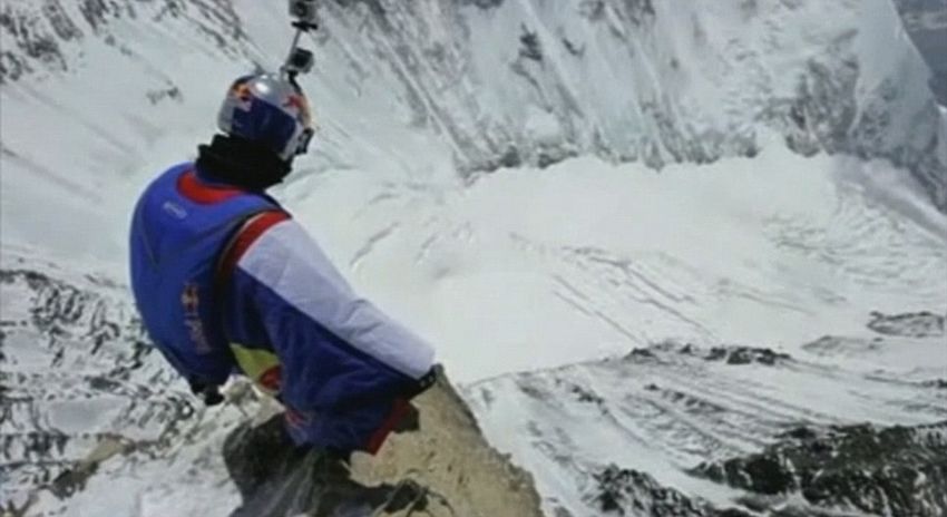Россиянин Валерий Розов совершил прыжок с Эвереста 