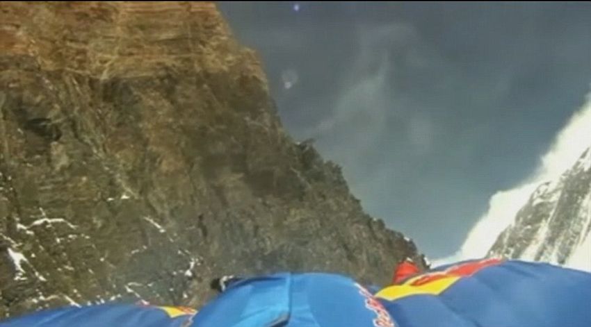 Россиянин Валерий Розов совершил прыжок с Эвереста 
