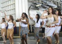 Американские женщины-солдаты танцевали азиатские танцы