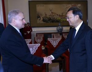 Ян Цзечи встретился с министром Швейцарии и новым послом РФ в КНР А. Денисовым