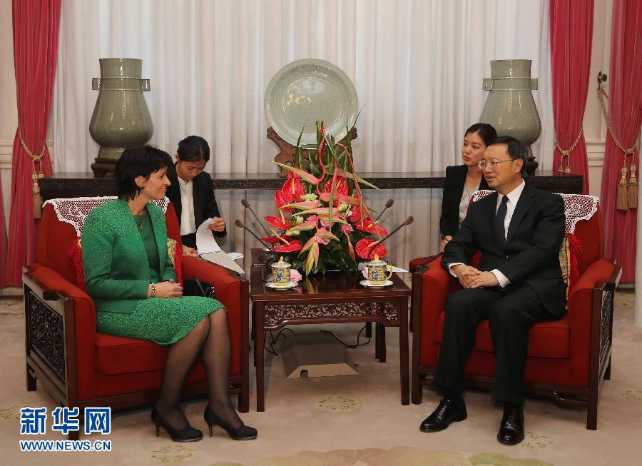 Ян Цзечи встретился с министром Швейцарии и новым послом РФ в КНР А. Денисовым
