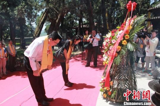 Представители молодежи китайских диаспор со всего мира посетили гробницу Хуанди