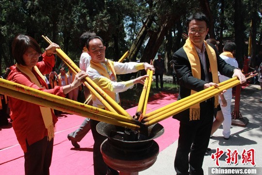 Представители молодежи китайских диаспор со всего мира посетили гробницу Хуанди