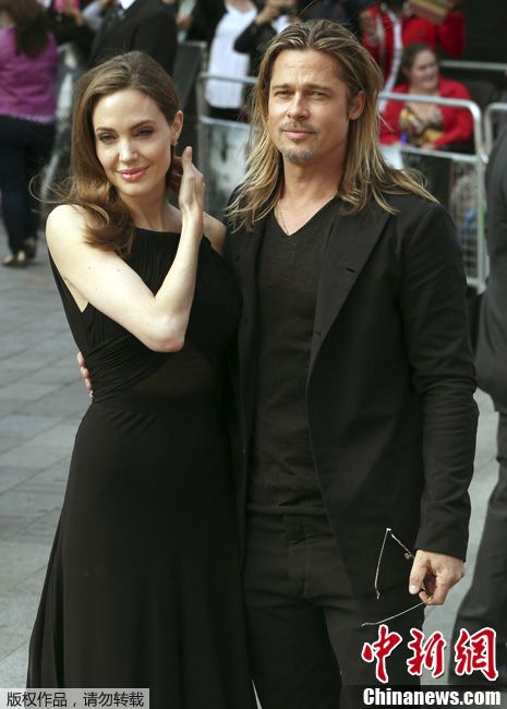 Анджелина Джоли впервые появилась на публике после удаления грудных желез