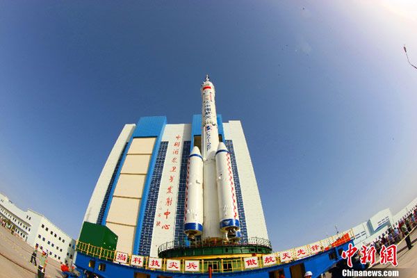 Пилотируемый космический корабль 'Шэньчжоу-10' готовится к запуску