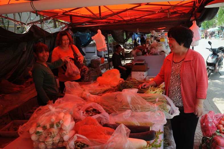 Район Цзычуань провинции Шаньдун: торговцы овощами продают товары в «уличном супермаркете»