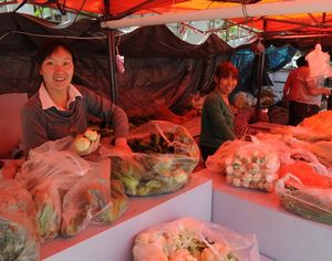 Район Цзычуань провинции Шаньдун: торговцы овощами продают товары в «уличном супермаркете»