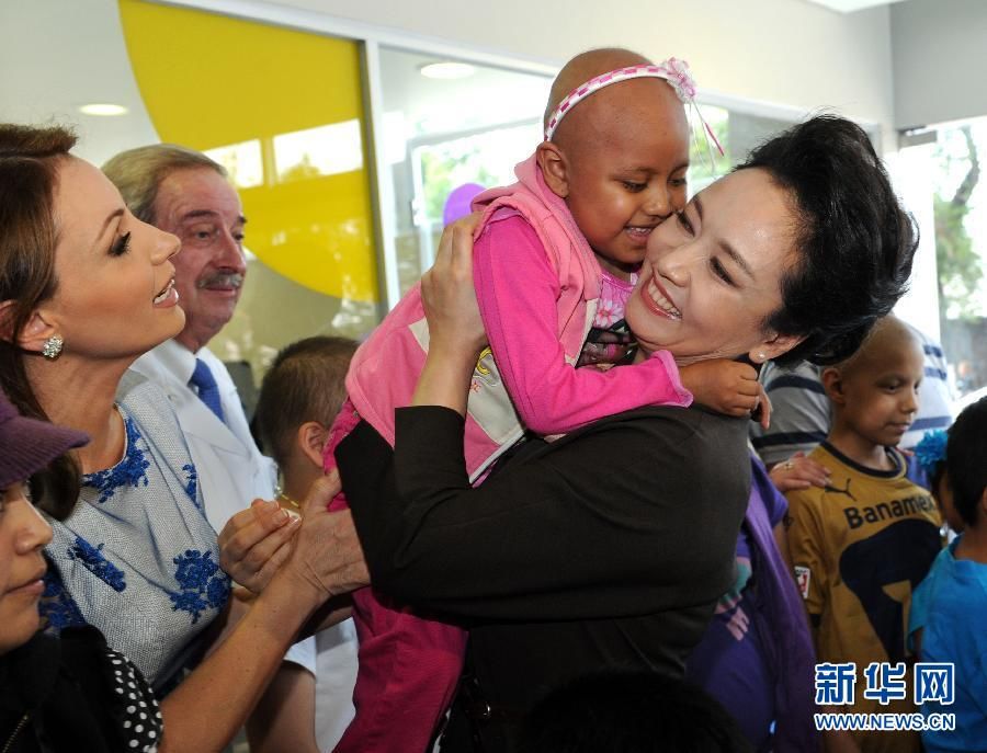 Пэн Лиюань посетила детскую больницу в Мехико 