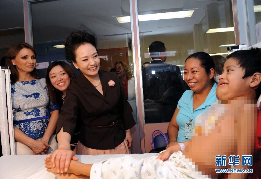 Пэн Лиюань посетила детскую больницу в Мехико 