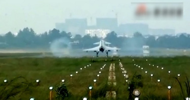Фото: Пробный полет истребителей «Цзянь-10»