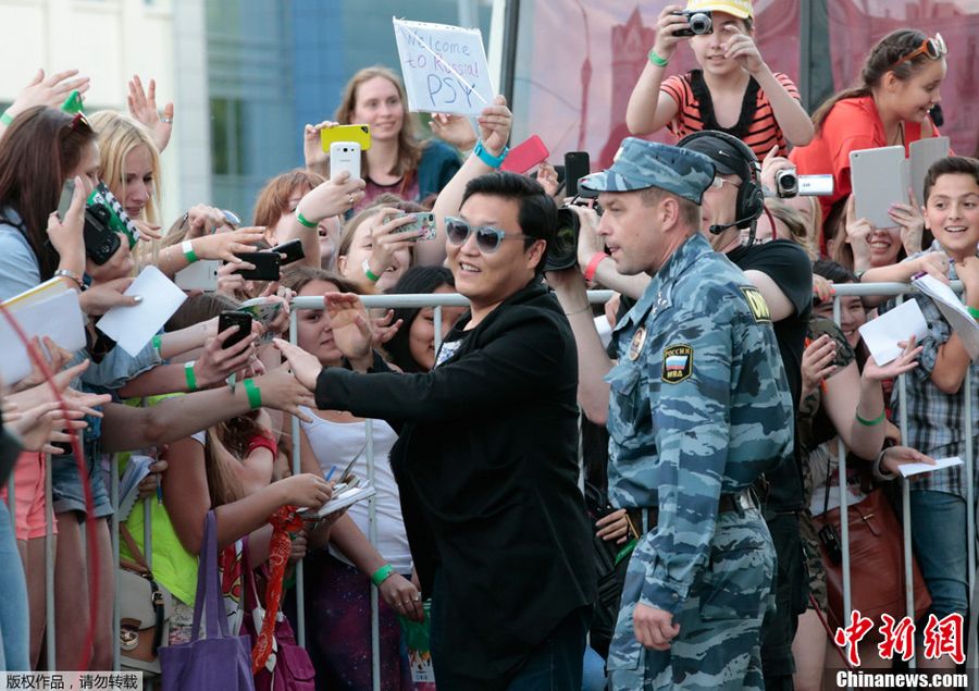 6 июня по местному времени, в Москве, PSY появился на СК «Олимпийский» для участия в церемонии вручения наград Муз-ТВ. Для приветствия кумира, многие его поклонники провели танцевальный флэш-моб танец «Gangnam style».