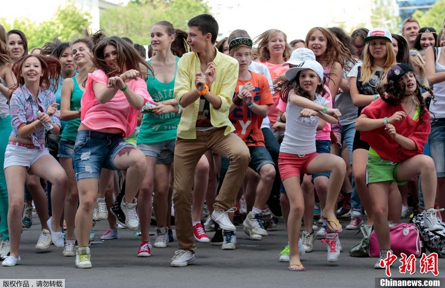 6 июня по местному времени, в Москве, PSY появился на СК «Олимпийский» для участия в церемонии вручения наград Муз-ТВ. Для приветствия кумира, многие его поклонники провели танцевальный флэш-моб танец «Gangnam style». 6 июня по местному времени, в Москве, PSY появился на СК «Олимпийский» для участия в церемонии вручения наград Муз-ТВ. Для приветствия кумира, многие его поклонники провели танцевальный флэш-моб танец «Gangnam style».