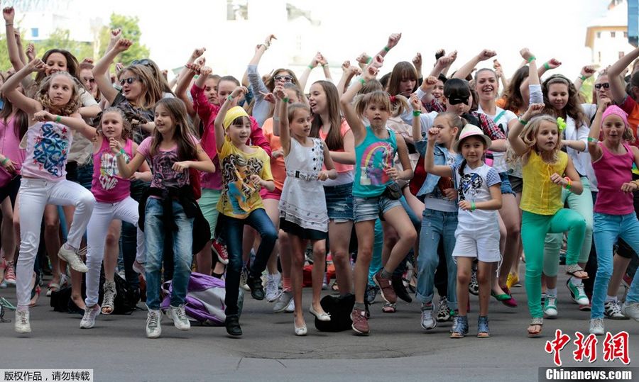 6 июня по местному времени, в Москве, PSY появился на СК «Олимпийский» для участия в церемонии вручения наград Муз-ТВ. Для приветствия кумира, многие его поклонники провели танцевальный флэш-моб танец «Gangnam style». 6 июня по местному времени, в Москве, PSY появился на СК «Олимпийский» для участия в церемонии вручения наград Муз-ТВ. Для приветствия кумира, многие его поклонники провели танцевальный флэш-моб танец «Gangnam style».