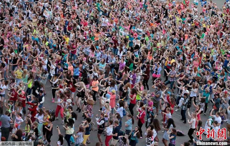 6 июня по местному времени, в Москве, PSY появился на СК «Олимпийский» для участия в церемонии вручения наград Муз-ТВ. Для приветствия кумира, многие его поклонники провели танцевальный флэш-моб танец «Gangnam style». 6 июня по местному времени, в Москве, PSY появился на СК «Олимпийский» для участия в церемонии вручения наград Муз-ТВ. Для приветствия кумира, многие его поклонники провели танцевальный флэш-моб танец «Gangnam style».