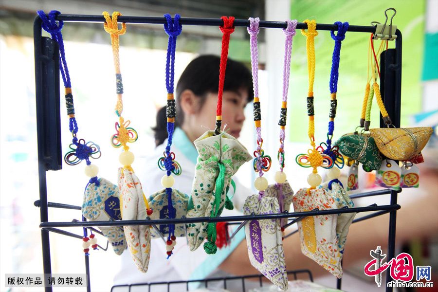 В Китае праздник Дуаньу встречают ароматными мешочками 